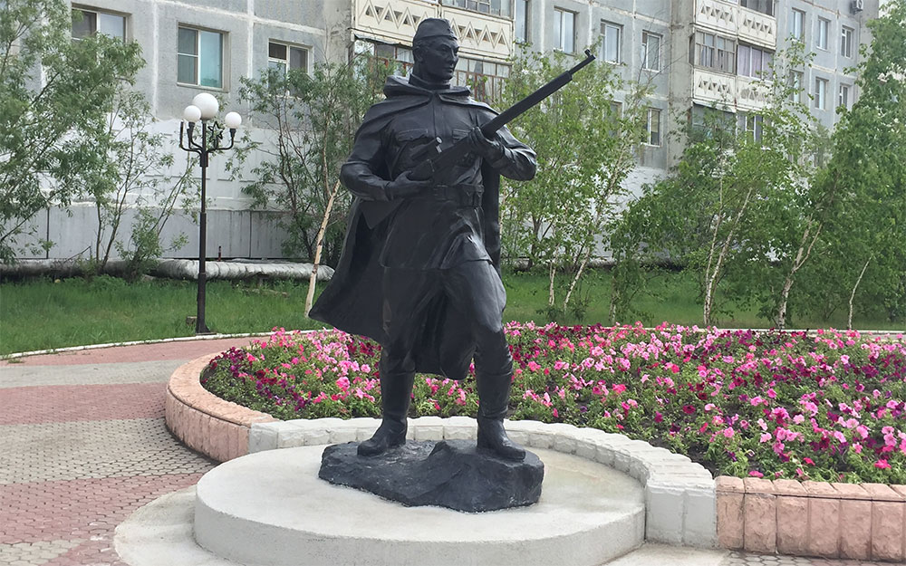 памятник снайперу Ивану Кульбертинову В Каслях отлили статую легендарного якутского снайпера