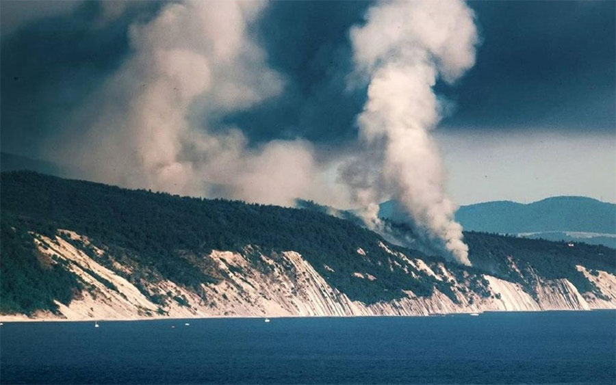 Побережье Черного моря в туристический сезон охвачено пожарами