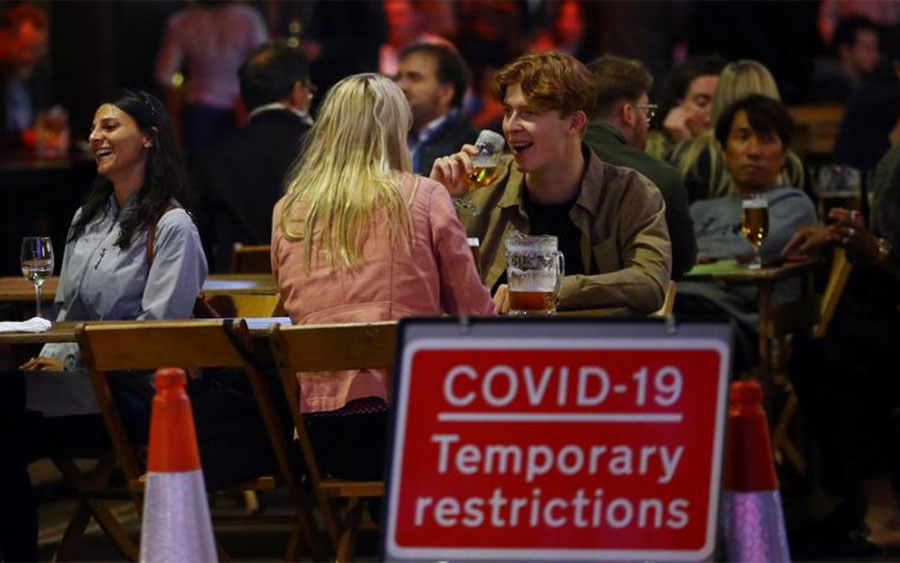 коронавирус в Англии В Англии число людей с COVID-19 за неделю подскочило на 73%.