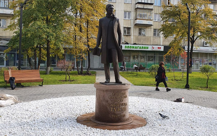 памятник татарскому народному поэту Габдулле Тукаю В Челябинске открыли памятник татарскому поэту Тукаю