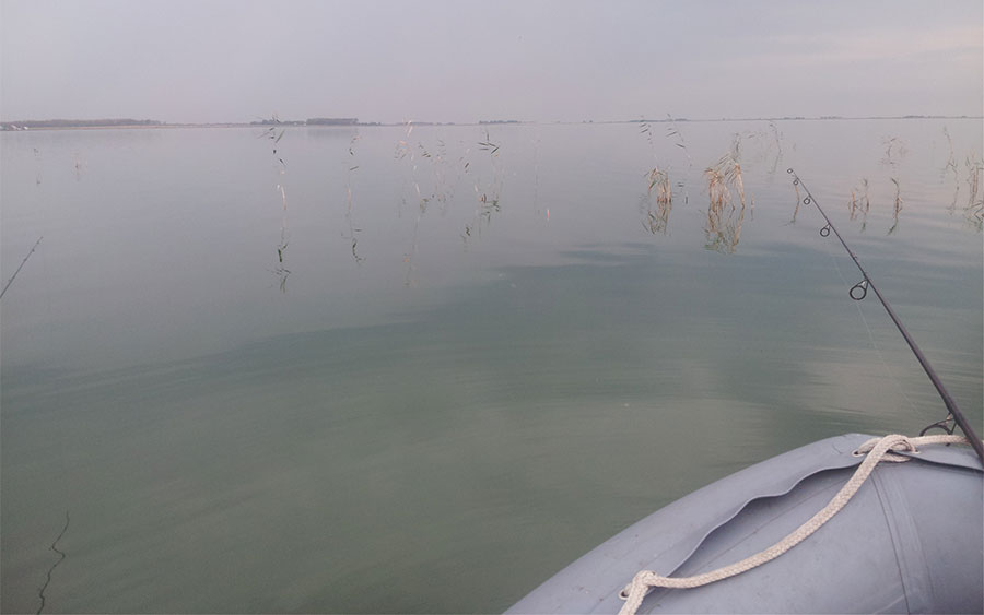 Рыбак заблудился в тумане на озере Большой Кременкуль
