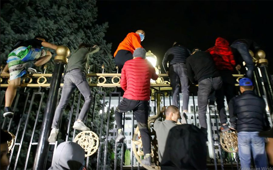 Оппозиция в Кыргызстане Протестующие заняли правительственные здания в Бишкеке