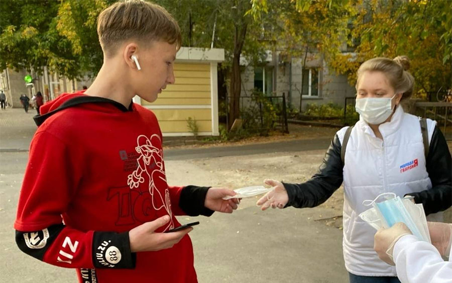 Раздача масок активистами МГЕР Завтра жителям Челябинска раздадут 5 тысяч масок