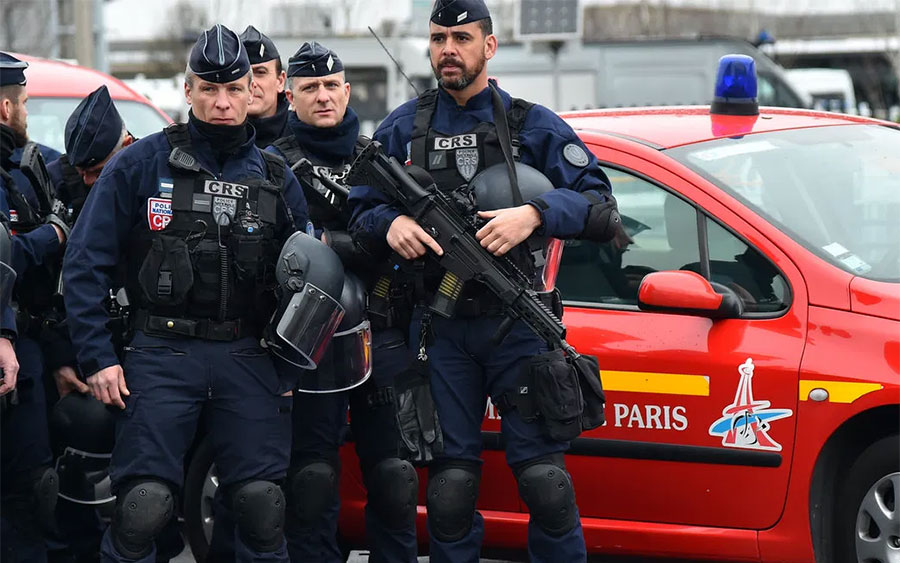 За комендантским часом во Франции будут следить 12 тысяч полицейских