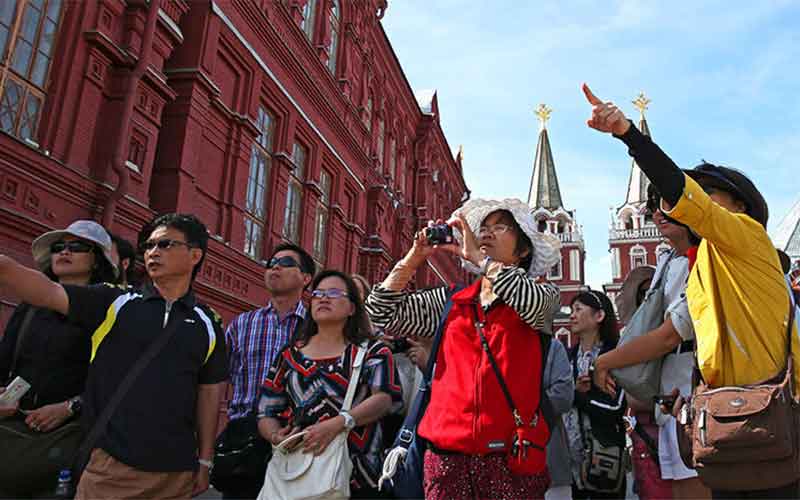 Туристы в России Россия упростила въезд для иностранных туристов