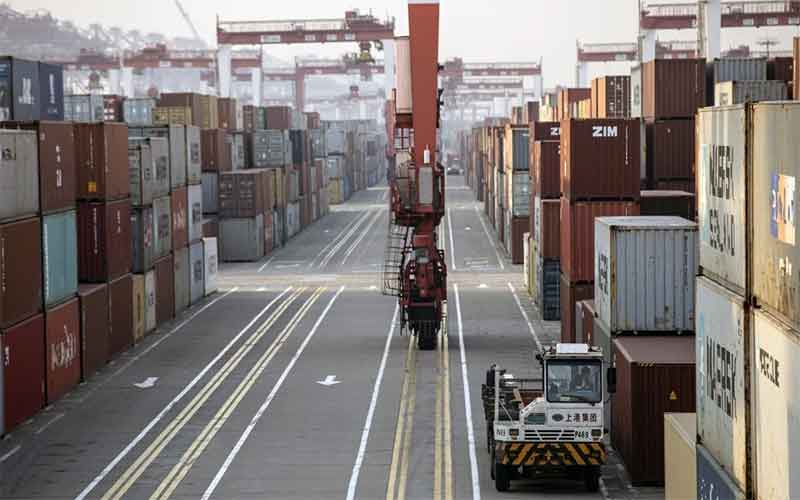 Китайский экспорт рекордно растет, а импорт падает