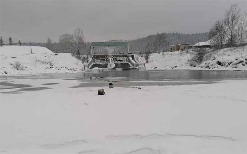 На Симском пруду под лед провалились два рыбака, один погиб 