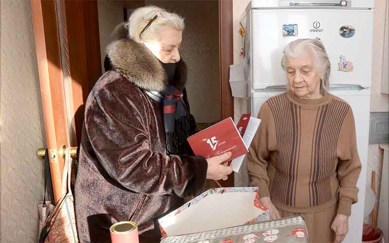 Ветераны поселка Новосинеглазовского получили поздравления от ОМК