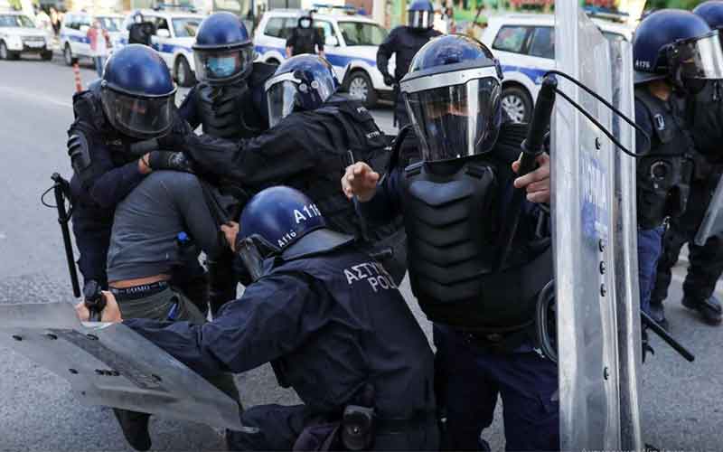 Полиция Кипра разогнала протестующих водометами и газом