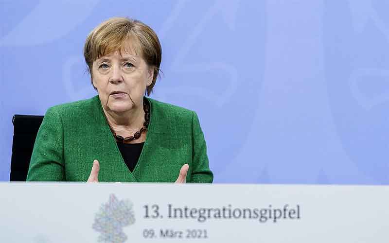 Партия Меркель теряет популярность у избирателей в Германии
