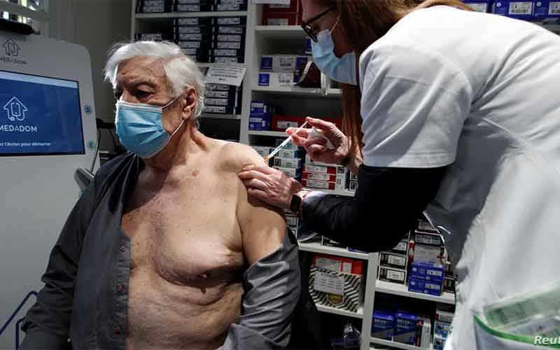 Вакцинация во Франции Франция рекомендовала AstraZeneca только людям старше 55 лет