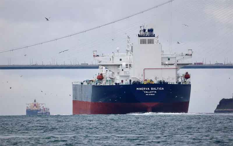 Два десятка нефтяных танкеров по-прежнему не могут пройти через Босфор