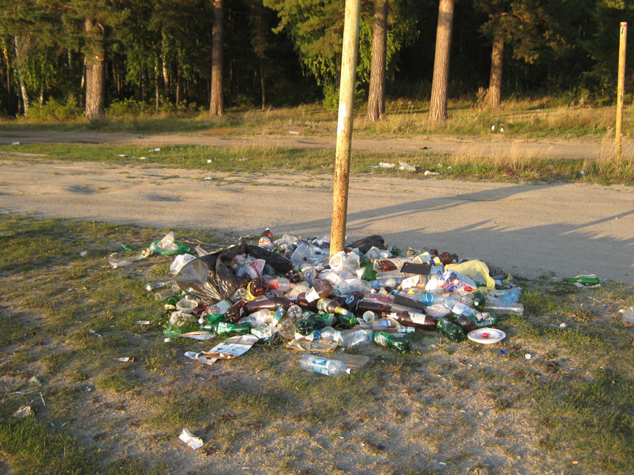 Прогулочная тропа вдоль берега, мусор (фото Куделенского Олега, Челябинск)