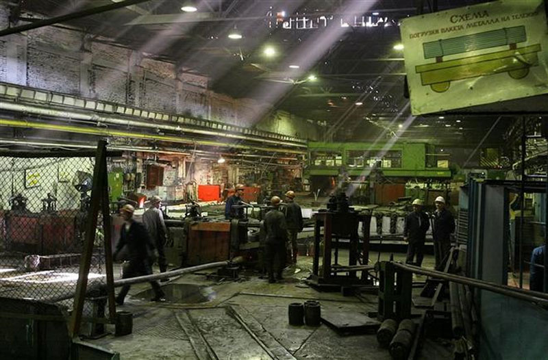 В цеху Златоустовского металлургического завода