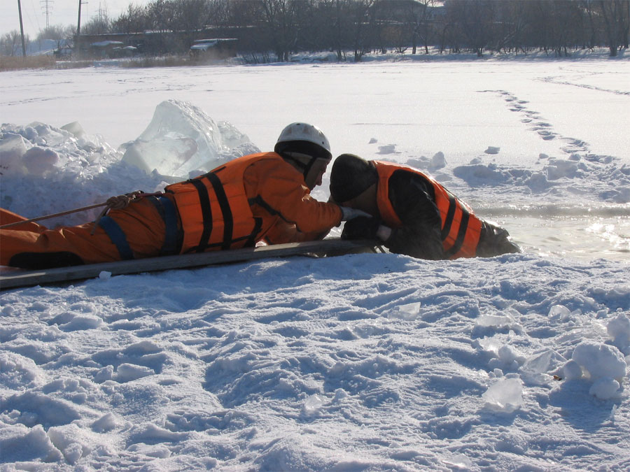 Тренировка спасателей на льду