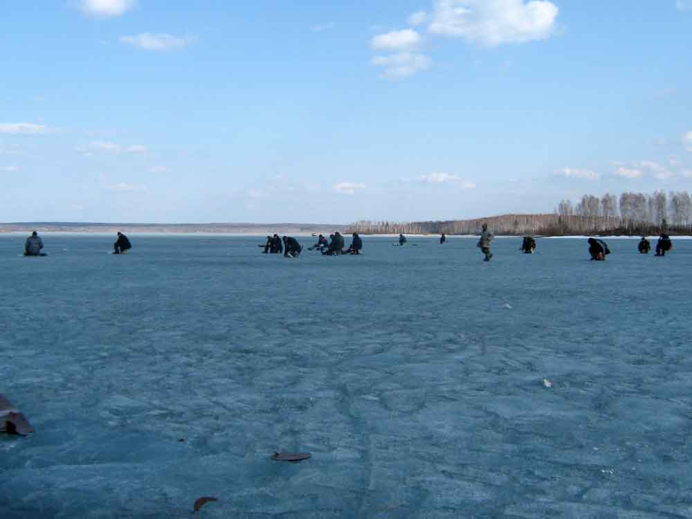 Лов плотвы (чебака) по последнему льду. Аргазинское водохранилище (фото Куделенского Олега)